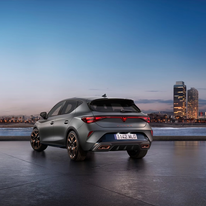 Vue de profil de la Cupra Leon Sportstourer hybride rechargeable stationnée