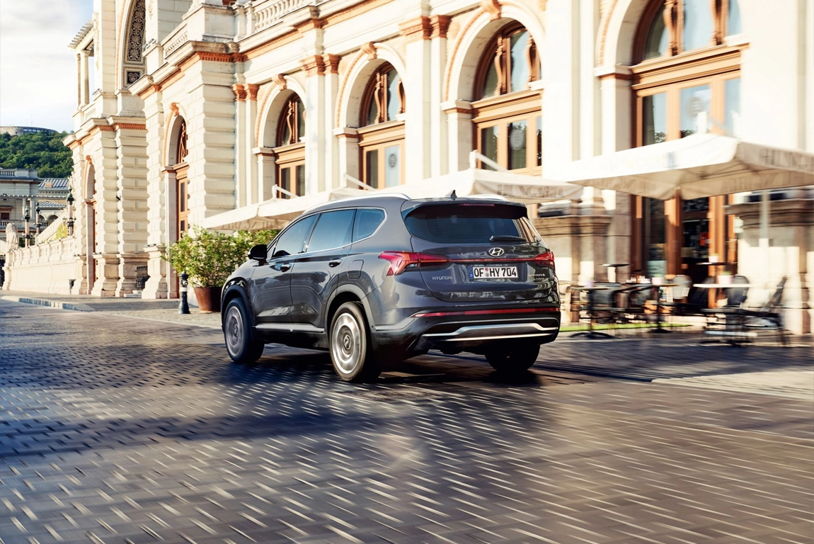 Profil latéral du Hyundai SANTA FE Plug-in en mouvement