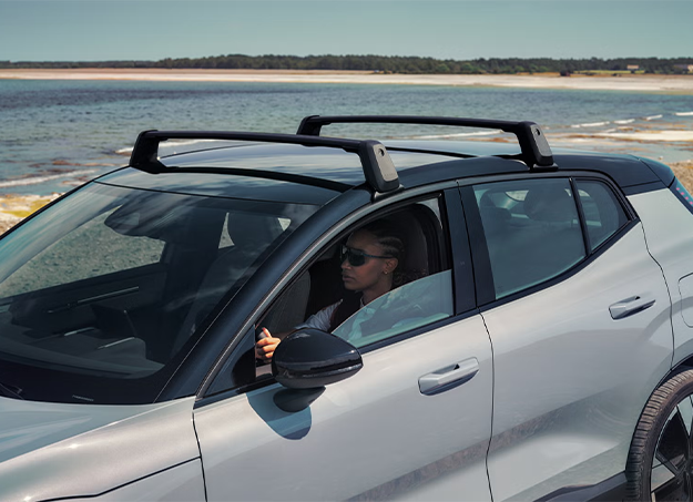 Vue conducteur extérieur du Volvo EX30 électrique en mouvement