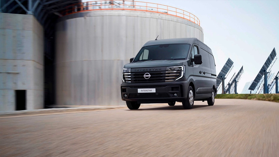 Nissan Interstar Diesel utilitaire spacieux et robuste sur fond noir