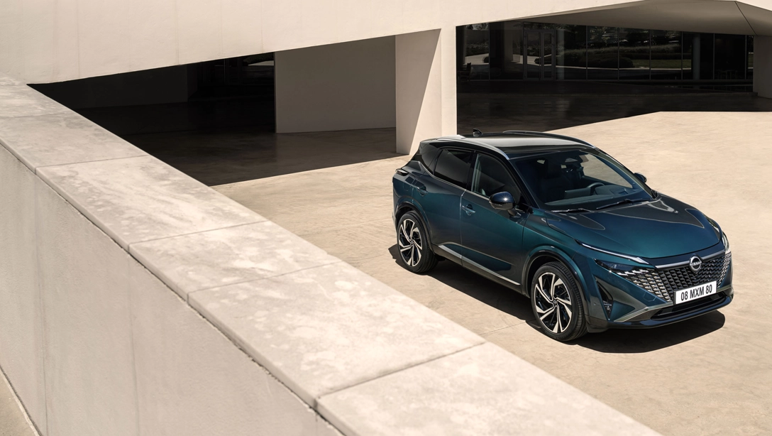 Vue avant du Nissan Qashqai sur route de nuit, éclairage LED